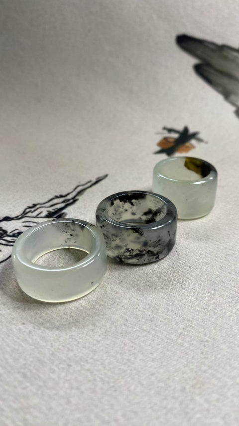 Cincin Jempol Giok: Cincin jempol giok Xiuyan bercorak tinta yang indah, spesifikasi seperti yang tertera pada gambar, termasuk ongkos kirim dan pajak.