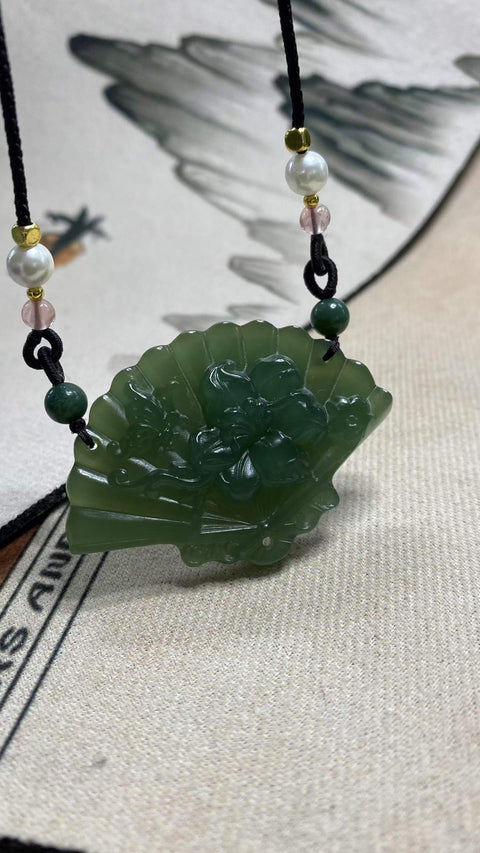 Kedamaian dan Kemakmuran: Liontin giok Xiuyan biru kehijauan yang indah, melambangkan kedamaian dan kemakmuran. Dimensi: 55 x 38,5 mm. Termasuk ongkos kirim dan pajak.