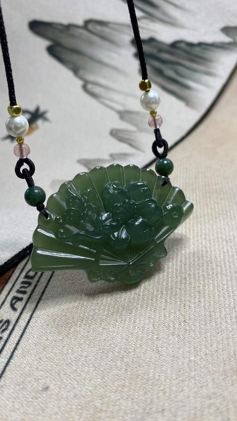 Kedamaian dan Kemakmuran: Liontin giok Xiuyan biru kehijauan yang indah, melambangkan kedamaian dan kemakmuran. Dimensi: 55 x 38,5 mm. Termasuk ongkos kirim dan pajak.