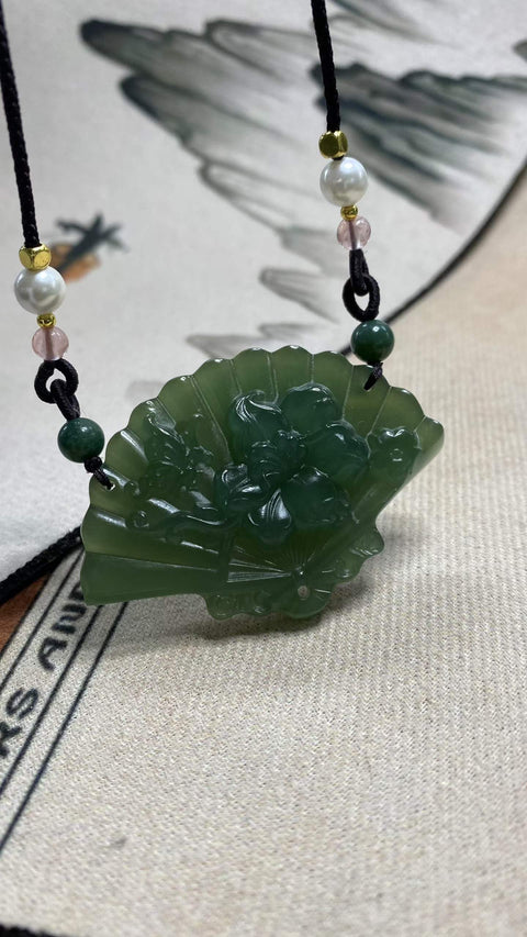Kedamaian dan Kemakmuran: Liontin giok Xiuyan biru kehijauan yang indah, melambangkan kedamaian dan kemakmuran. Dimensi: 55 x 38,5 mm. Termasuk ongkos kirim dan pajak.