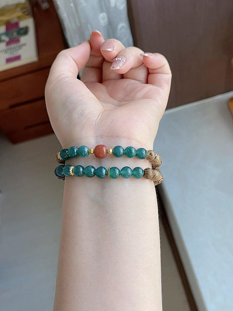 Gelang giok alami, material biru kehijauan yang indah, tersedia dalam warna biru tua dan biru muda. Terlihat sangat cantik saat dikenakan. Material dalam batch ini memiliki kualitas yang sangat tinggi. Ukuran 0,7 mm, termasuk ongkos kirim dan pajak.