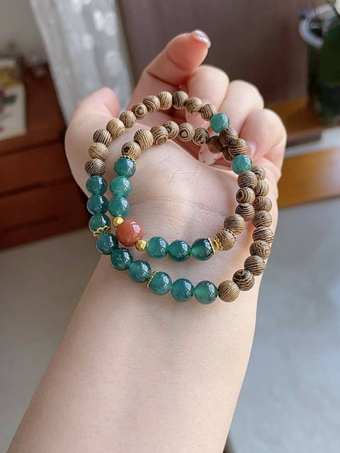 Gelang giok alami, material biru kehijauan yang indah, tersedia dalam warna biru tua dan biru muda. Terlihat sangat cantik saat dikenakan. Material dalam batch ini memiliki kualitas yang sangat tinggi. Ukuran 0,7 mm, termasuk ongkos kirim dan pajak.