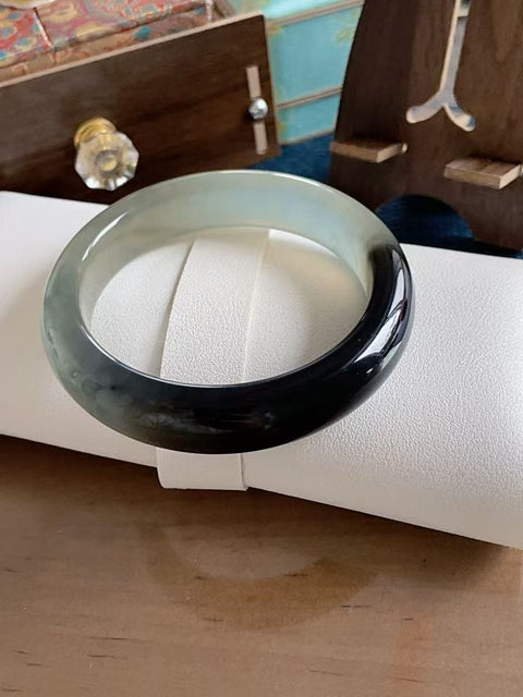 Gelang lebar bergaya tinta alami, terbuat dari material tambang lama, dengan tekstur halus, menampilkan motif setengah gunung, setengah air. Diameter 60,4 mm, lebar 13,6 mm. Semua batu terbentuk secara alami. Harga sudah termasuk ongkos kirim dan pajak.