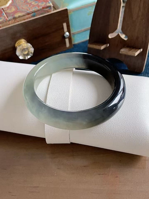 Gelang lebar bergaya tinta alami, terbuat dari material tambang lama, dengan tekstur halus, menampilkan motif setengah gunung, setengah air. Diameter 60,4 mm, lebar 13,6 mm. Semua batu terbentuk secara alami. Harga sudah termasuk ongkos kirim dan pajak.