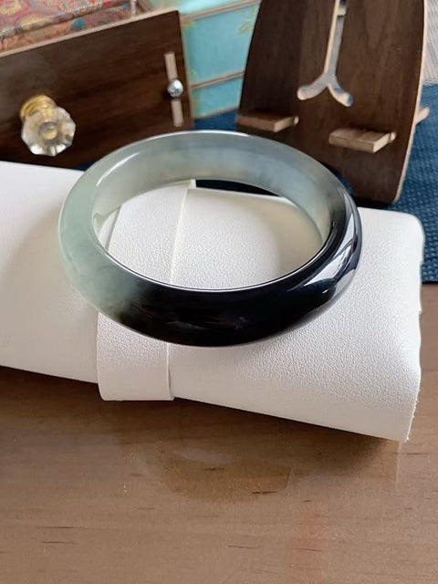 Gelang lebar bergaya tinta alami, terbuat dari material tambang lama, dengan tekstur halus, menampilkan motif setengah gunung, setengah air. Diameter 60,4 mm, lebar 13,6 mm. Semua batu terbentuk secara alami. Harga sudah termasuk ongkos kirim dan pajak.