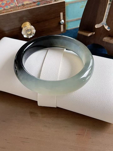 Gelang lebar bergaya tinta alami, terbuat dari material tambang lama, dengan tekstur halus, menampilkan motif setengah gunung, setengah air. Diameter 60,4 mm, lebar 13,6 mm. Semua batu terbentuk secara alami. Harga sudah termasuk ongkos kirim dan pajak.