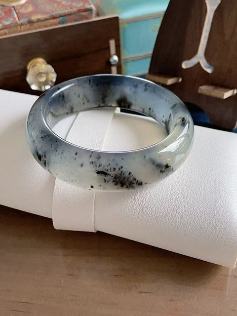 Gelang lebar bergaya sapuan tinta alami, terbuat dari material tambang lama, dengan tekstur halus dan pola sapuan tinta yang indah. Desain unik, diameter dalam 58,6 mm, lebar 19 mm. Semua batu terbentuk secara alami. Termasuk ongkos kirim dan pajak.