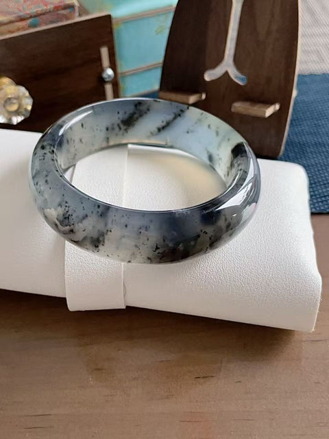 Gelang lebar bergaya sapuan tinta alami, terbuat dari material tambang lama, dengan tekstur halus dan pola sapuan tinta yang indah. Desain unik, diameter dalam 58,6 mm, lebar 19 mm. Semua batu terbentuk secara alami. Termasuk ongkos kirim dan pajak.