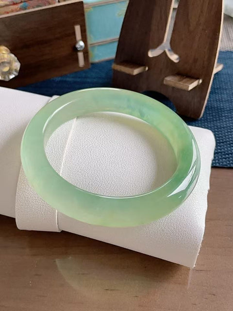 Gelang giok Xiuyan alami, terbuat dari material tambang lama, dengan tekstur halus dan pola hijau yang indah. Sebuah karya unik, diameter dalam 60mm dan lebar 12mm. Semua batu terbentuk secara alami. Termasuk ongkos kirim dan pajak.