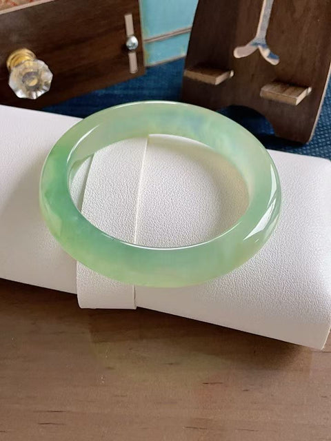 Gelang giok Xiuyan alami, terbuat dari material tambang lama, dengan tekstur halus dan pola hijau yang indah. Sebuah karya unik, diameter dalam 60mm dan lebar 12mm. Semua batu terbentuk secara alami. Termasuk ongkos kirim dan pajak.