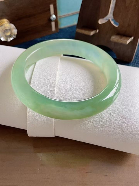 Gelang giok Xiuyan alami, terbuat dari material tambang lama, dengan tekstur halus dan pola hijau yang indah. Sebuah karya unik, diameter dalam 60mm dan lebar 12mm. Semua batu terbentuk secara alami. Termasuk ongkos kirim dan pajak.