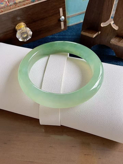 Gelang giok Xiuyan alami, terbuat dari material tambang lama, dengan tekstur halus dan pola hijau yang indah. Sebuah karya unik, diameter dalam 60mm dan lebar 12mm. Semua batu terbentuk secara alami. Termasuk ongkos kirim dan pajak.
