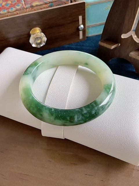 Gelang giok Xiuyan alami dengan motif bunga hijau, terbuat dari bahan tambang lama, tekstur halus, motif bunga hijau yang indah, desain unik, diameter dalam 60mm, lebar 13mm. Semua batu alam terbentuk secara alami. Termasuk ongkos kirim dan pajak.