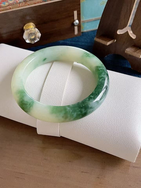 Gelang giok Xiuyan alami dengan motif bunga hijau, terbuat dari bahan tambang lama, tekstur halus, motif bunga hijau yang indah, desain unik, diameter dalam 60mm, lebar 13mm. Semua batu alam terbentuk secara alami. Termasuk ongkos kirim dan pajak.