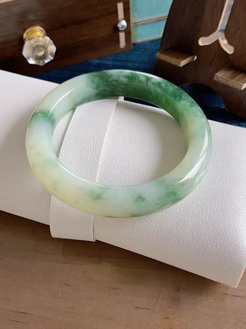 Gelang giok Xiuyan alami dengan motif bunga hijau, terbuat dari bahan tambang lama, tekstur halus, motif bunga hijau yang indah, desain unik, diameter dalam 60mm, lebar 13mm. Semua batu alam terbentuk secara alami. Termasuk ongkos kirim dan pajak.