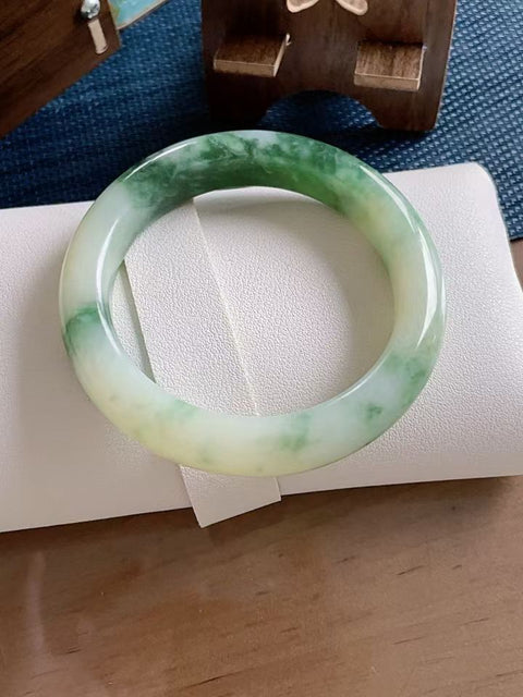 Gelang giok Xiuyan alami dengan motif bunga hijau, terbuat dari bahan tambang lama, tekstur halus, motif bunga hijau yang indah, desain unik, diameter dalam 60mm, lebar 13mm. Semua batu alam terbentuk secara alami. Termasuk ongkos kirim dan pajak.