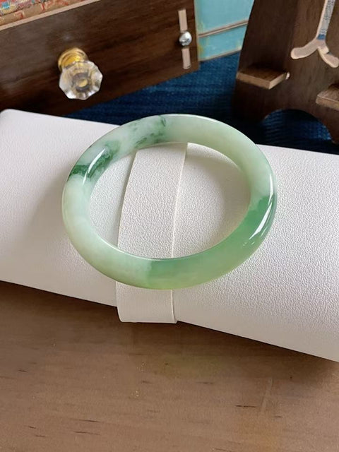 Gelang giok Xiuyan alami dengan motif bunga hijau, terbuat dari bahan tambang lama, tekstur halus, motif bunga hijau yang indah, diameter dalam 54 mm, lebar 10 mm. Semua batu alam terbentuk secara alami. Termasuk ongkos kirim dan pajak.