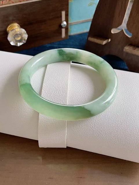Gelang giok Xiuyan alami dengan motif bunga hijau, terbuat dari bahan tambang lama, tekstur halus, motif bunga hijau yang indah, diameter dalam 54 mm, lebar 10 mm. Semua batu alam terbentuk secara alami. Termasuk ongkos kirim dan pajak.