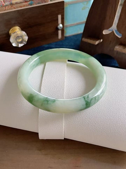 Gelang giok Xiuyan alami dengan motif bunga hijau, terbuat dari bahan tambang lama, tekstur halus, motif bunga hijau yang indah, diameter dalam 54 mm, lebar 10 mm. Semua batu alam terbentuk secara alami. Termasuk ongkos kirim dan pajak.