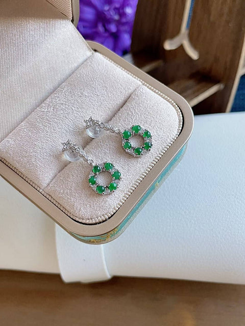 Anting-anting kancing giok alami, terbuat dari material tambang lama, dengan tekstur halus dan hangat, serta warna hijau yang cerah. Terlihat sangat memukau saat dikenakan. Ukuran: 10 x 10 mm. Termasuk ongkos kirim dan pajak.