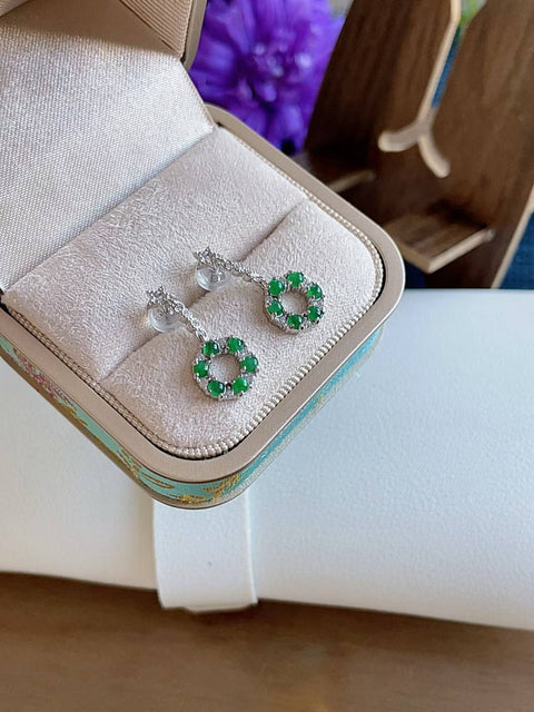 Anting-anting kancing giok alami, terbuat dari material tambang lama, dengan tekstur halus dan hangat, serta warna hijau yang cerah. Terlihat sangat memukau saat dikenakan. Ukuran: 10 x 10 mm. Termasuk ongkos kirim dan pajak.