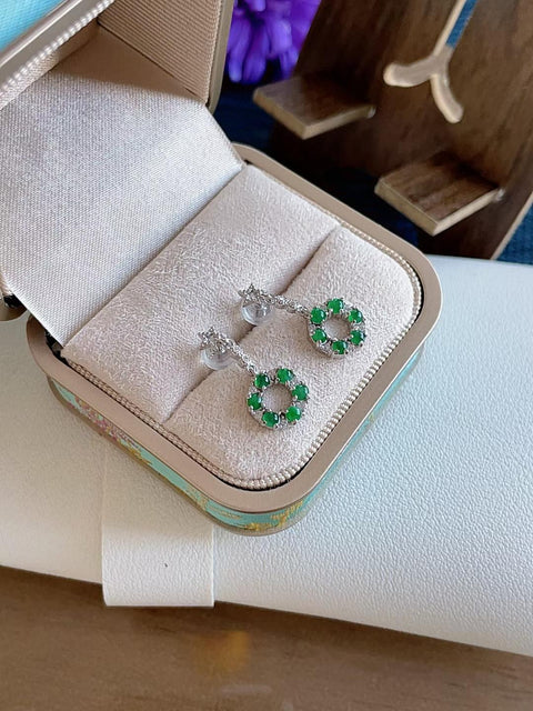 Anting-anting kancing giok alami, terbuat dari material tambang lama, dengan tekstur halus dan hangat, serta warna hijau yang cerah. Terlihat sangat memukau saat dikenakan. Ukuran: 10 x 10 mm. Termasuk ongkos kirim dan pajak.