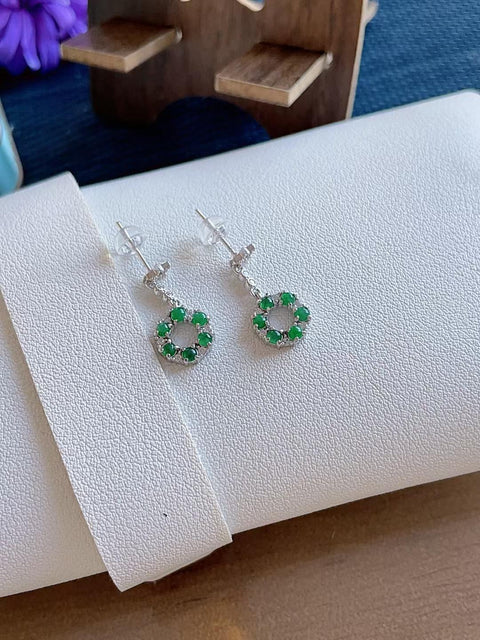 Anting-anting kancing giok alami, terbuat dari material tambang lama, dengan tekstur halus dan hangat, serta warna hijau yang cerah. Terlihat sangat memukau saat dikenakan. Ukuran: 10 x 10 mm. Termasuk ongkos kirim dan pajak.