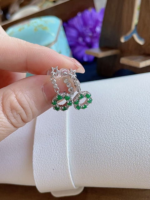 Anting-anting kancing giok alami, terbuat dari material tambang lama, dengan tekstur halus dan hangat, serta warna hijau yang cerah. Terlihat sangat memukau saat dikenakan. Ukuran: 10 x 10 mm. Termasuk ongkos kirim dan pajak.