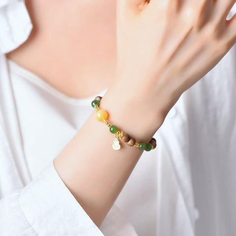 3388# Gelang labu lilin lebah perak S925 giok Hetian dan gaharu, 6mm. Gelang ini memadukan warna hangat lilin lebah, aroma gaharu, dan kilau giok. Pengiriman dan pajak sudah termasuk.