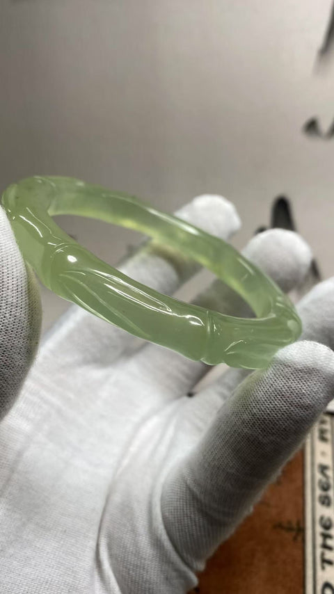 Bambu Membawa Kedamaian dan Kemakmuran: Gelang Ukir Giok Xiuyan Hijau Es yang Indah - Meningkat Selangkah demi Selangkah, Diameter Dalam: 60mm, Ketebalan Gelang: 10mm. Semua batu terbentuk secara alami. Pengiriman dan pajak sudah termasuk.