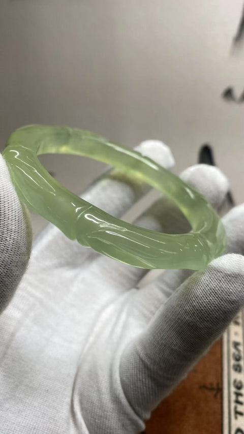 Bambu Membawa Kedamaian dan Kemakmuran: Gelang Ukir Giok Xiuyan Hijau Es yang Indah - Meningkat Selangkah demi Selangkah, Diameter Dalam: 60mm, Ketebalan Gelang: 10mm. Semua batu terbentuk secara alami. Pengiriman dan pajak sudah termasuk.