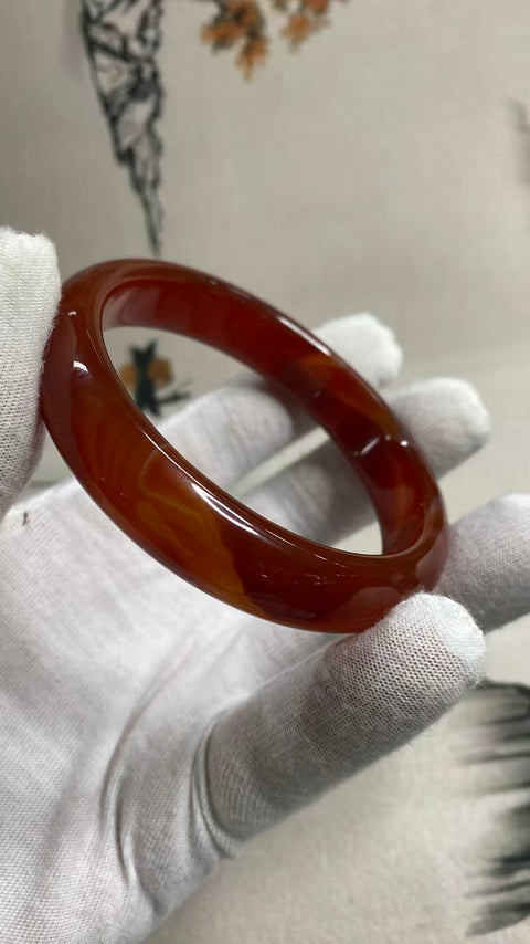 Gelang kalsedon yang indah, warna merah pekat, diameter dalam: 65mm, lebar samping: 14,2mm. Semua batu terbentuk secara alami. Termasuk ongkos kirim dan pajak.