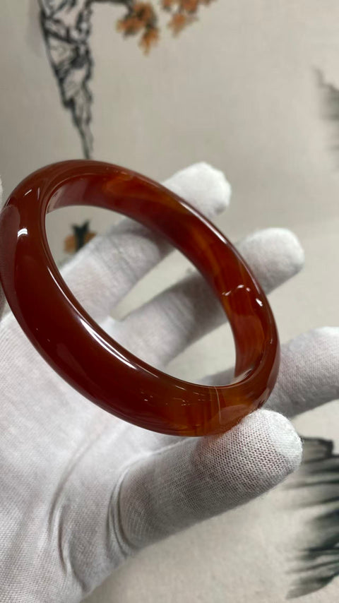 Gelang kalsedon yang indah, warna merah pekat, diameter dalam: 65mm, lebar samping: 14,2mm. Semua batu terbentuk secara alami. Termasuk ongkos kirim dan pajak.