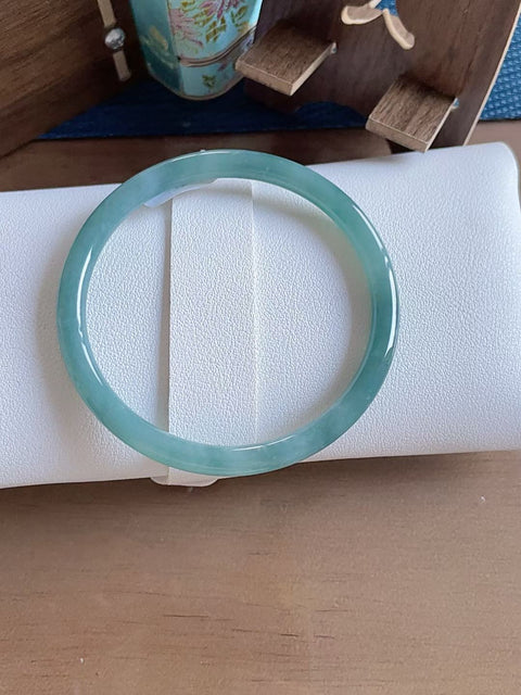 Gelang giok alami, material tambang lama, diameter dalam 61,4 mm. Semua batu terbentuk secara alami. Termasuk ongkos kirim dan pajak.