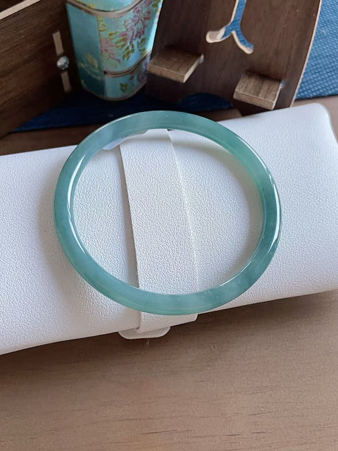 Gelang giok alami, material tambang lama, diameter dalam 61,4 mm. Semua batu terbentuk secara alami. Termasuk ongkos kirim dan pajak.