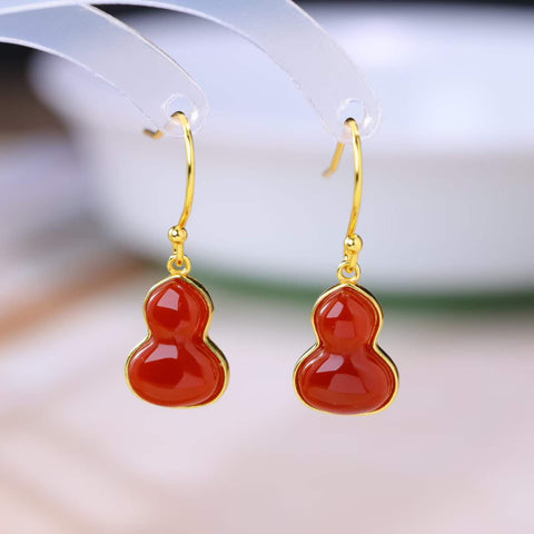 M22901-2# Anting Enamel Berbentuk Labu Perak Sterling 925 dengan Inlay Agate Merah. Desain sederhana, bergaya dan elegan, segar dan anggun, serbaguna untuk pemakaian sehari-hari maupun kerja. Ukuran: 9*12 mm. Termasuk ongkos kirim dan pajak.