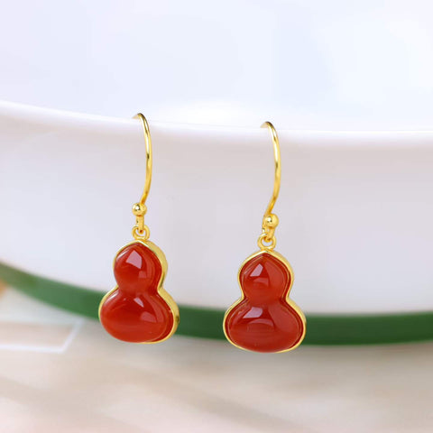 M22901-2# Anting Enamel Berbentuk Labu Perak Sterling 925 dengan Inlay Agate Merah. Desain sederhana, bergaya dan elegan, segar dan anggun, serbaguna untuk pemakaian sehari-hari maupun kerja. Ukuran: 9*12 mm. Termasuk ongkos kirim dan pajak.