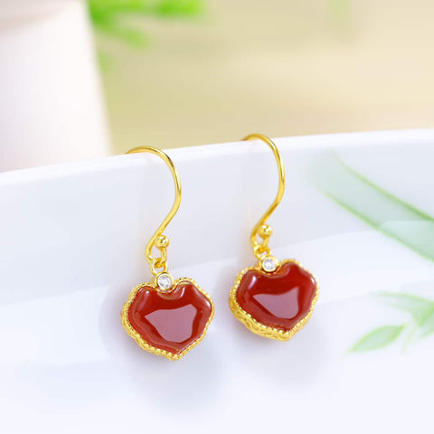 Anting-anting perak sterling 925 M22951-2# dengan batu akik merah, gembok Ruyi, dan zirkon. Desain baru, gaya unik, pengerjaan yang indah. Ukuran: 8*10 cm. Harga sudah termasuk ongkos kirim dan pajak.