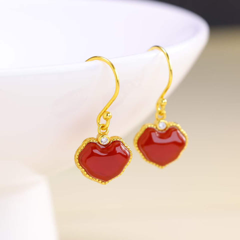 Anting-anting perak sterling 925 M22951-2# dengan batu akik merah, gembok Ruyi, dan zirkon. Desain baru, gaya unik, pengerjaan yang indah. Ukuran: 8*10 cm. Harga sudah termasuk ongkos kirim dan pajak.