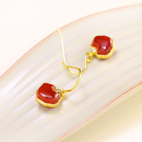 Anting-anting perak sterling 925 M22951-2# dengan batu akik merah, gembok Ruyi, dan zirkon. Desain baru, gaya unik, pengerjaan yang indah. Ukuran: 8*10 cm. Harga sudah termasuk ongkos kirim dan pajak.