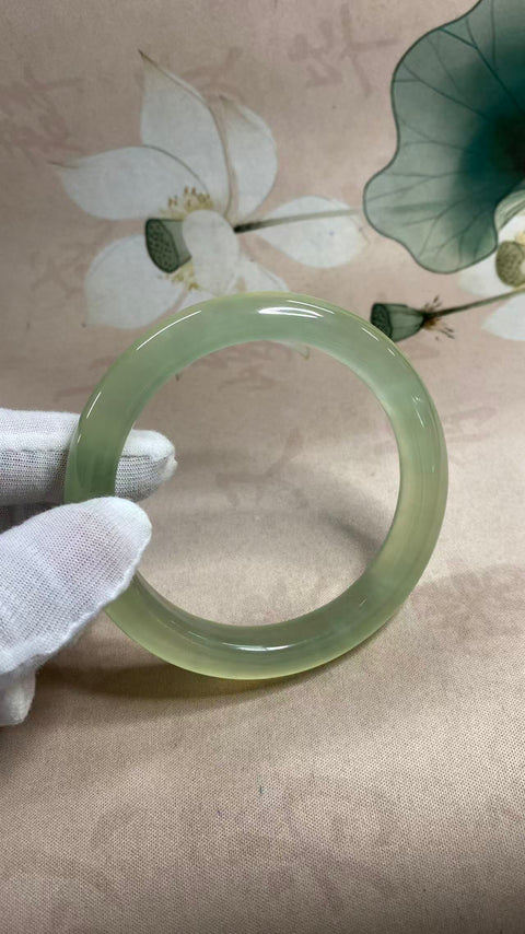 Gelang giok Xiuyan yang indah, hijau es dengan zamrud mengambang, diameter dalam: 69,1 mm, lebar tepi: 11,8 mm, termasuk ongkos kirim dan pajak.