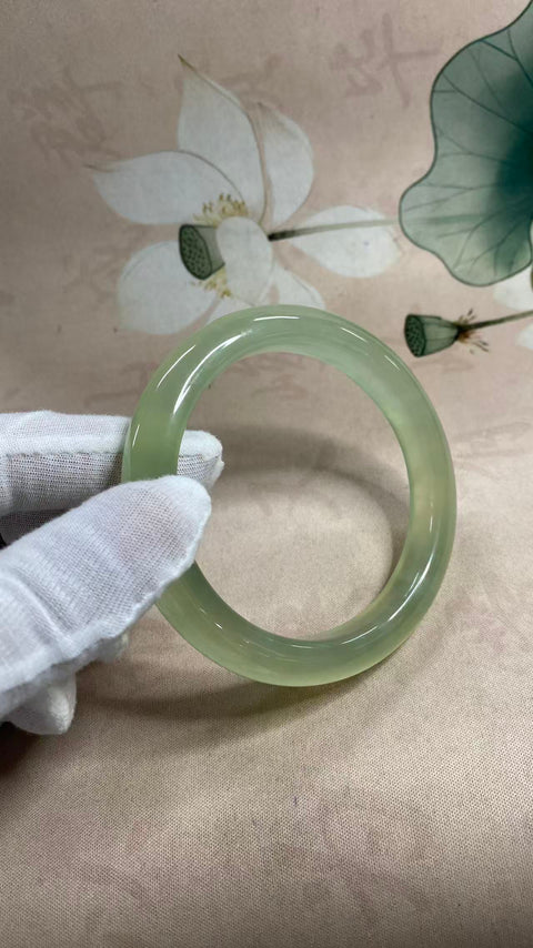 Gelang giok Xiuyan yang indah, hijau es dengan zamrud mengambang, diameter dalam: 69,1 mm, lebar tepi: 11,8 mm, termasuk ongkos kirim dan pajak.