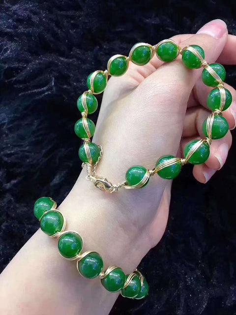 Gelang manik-manik giok Hetian 10mm; bahan hijau bayam yang cantik, warna yang menawan ✨ Manik-manik besar bertatahkan emas 14k. Ongkos kirim dan pajak sudah termasuk.