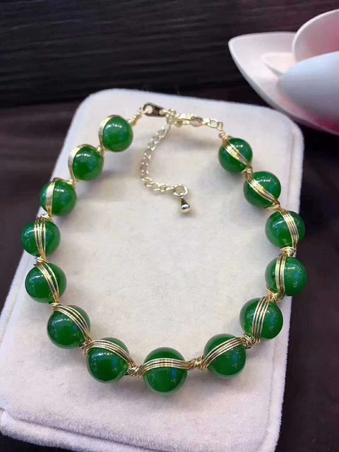 Gelang manik-manik giok Hetian 10mm; bahan hijau bayam yang cantik, warna yang menawan ✨ Manik-manik besar bertatahkan emas 14k. Ongkos kirim dan pajak sudah termasuk.