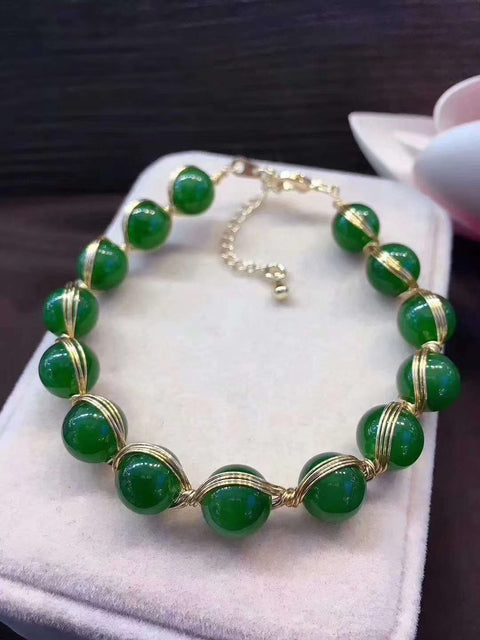 Gelang manik-manik giok Hetian 10mm; bahan hijau bayam yang cantik, warna yang menawan ✨ Manik-manik besar bertatahkan emas 14k. Ongkos kirim dan pajak sudah termasuk.