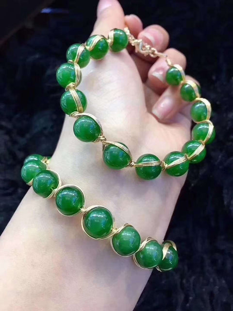 Gelang manik-manik giok Hetian 10mm; bahan hijau bayam yang cantik, warna yang menawan ✨ Manik-manik besar bertatahkan emas 14k. Ongkos kirim dan pajak sudah termasuk.