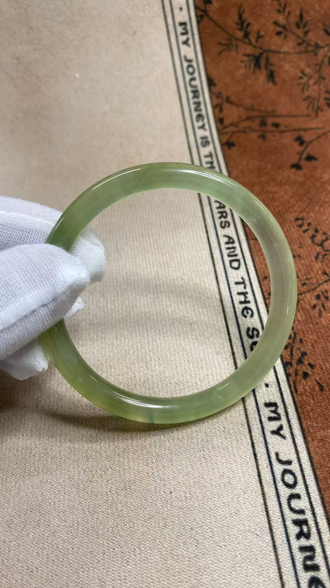 Giok Xiuyan yang indah dengan dasar hijau es—pola garis "kecantikan", diameter dalam: 60,5 mm, harga sudah termasuk ongkos kirim dan pajak.