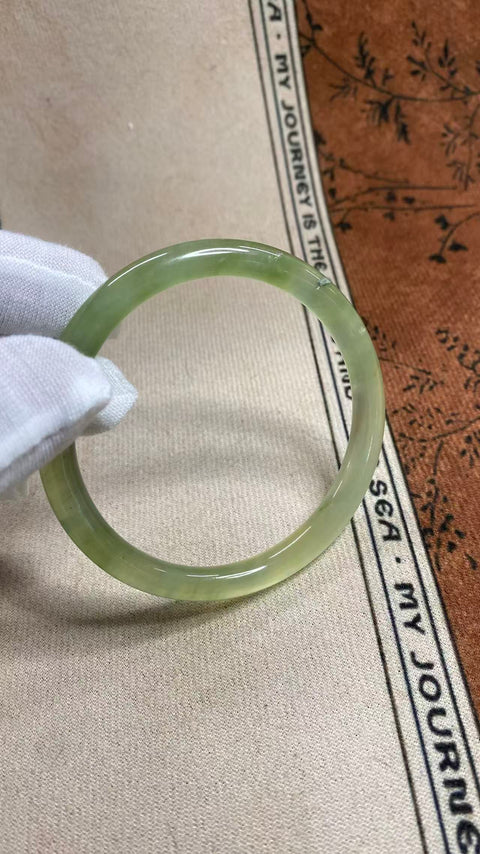 Giok Xiuyan yang indah dengan dasar hijau es—pola garis "kecantikan", diameter dalam: 60,5 mm, harga sudah termasuk ongkos kirim dan pajak.