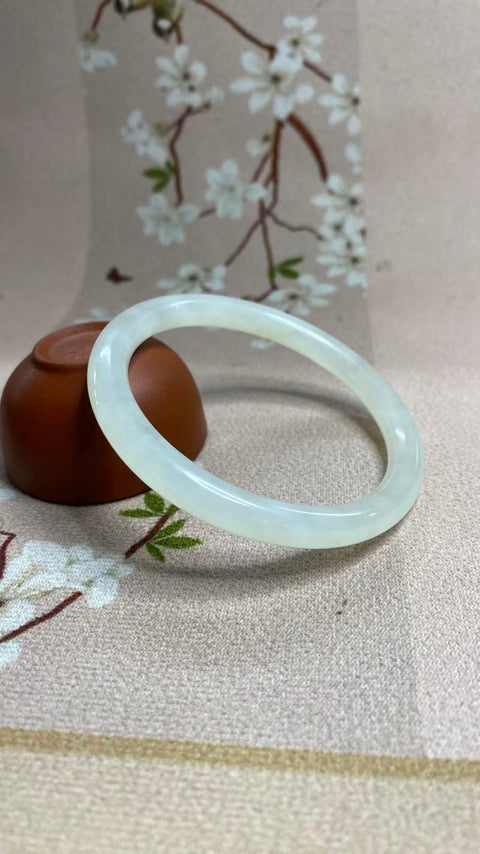 Gelang giok Xiuyan yang indah dengan dasar seperti es – desain "Garis Kecantikan", diameter dalam: 60mm, termasuk ongkos kirim dan pajak.