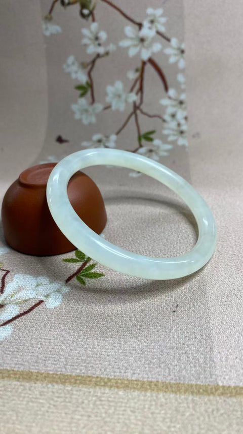 Gelang giok Xiuyan yang indah dengan dasar seperti es – desain "Garis Kecantikan", diameter dalam: 60mm, termasuk ongkos kirim dan pajak.